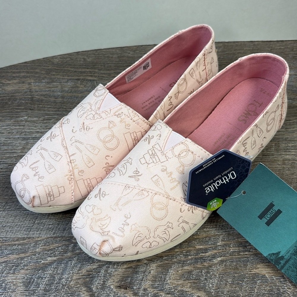 NWT TOMS Classic ‘Pink Wedding Day’ Print Sneakers Size 7.5